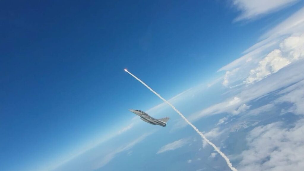 Sans doute la photo la plus époustouflante. // Source : Via X @Armee_de_lair (photo recadrée) Sans doute la photo la plus époustouflante. // Source : Via X @Armee_de_lair (photo recadrée)
