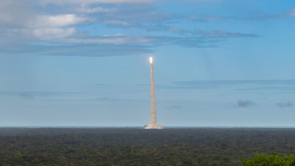 Ariane 6 est déjà loin. // Source : CNES/ESA/Arianespace-ArianeGroup/Optique Vidéo CSG/ Q Veuillet, 2024 (photo recadrée) Ariane 6 est déjà loin. // Source : CNES/ESA/Arianespace-ArianeGroup/Optique Vidéo CSG/ Q Veuillet, 2024 (photo recadrée)