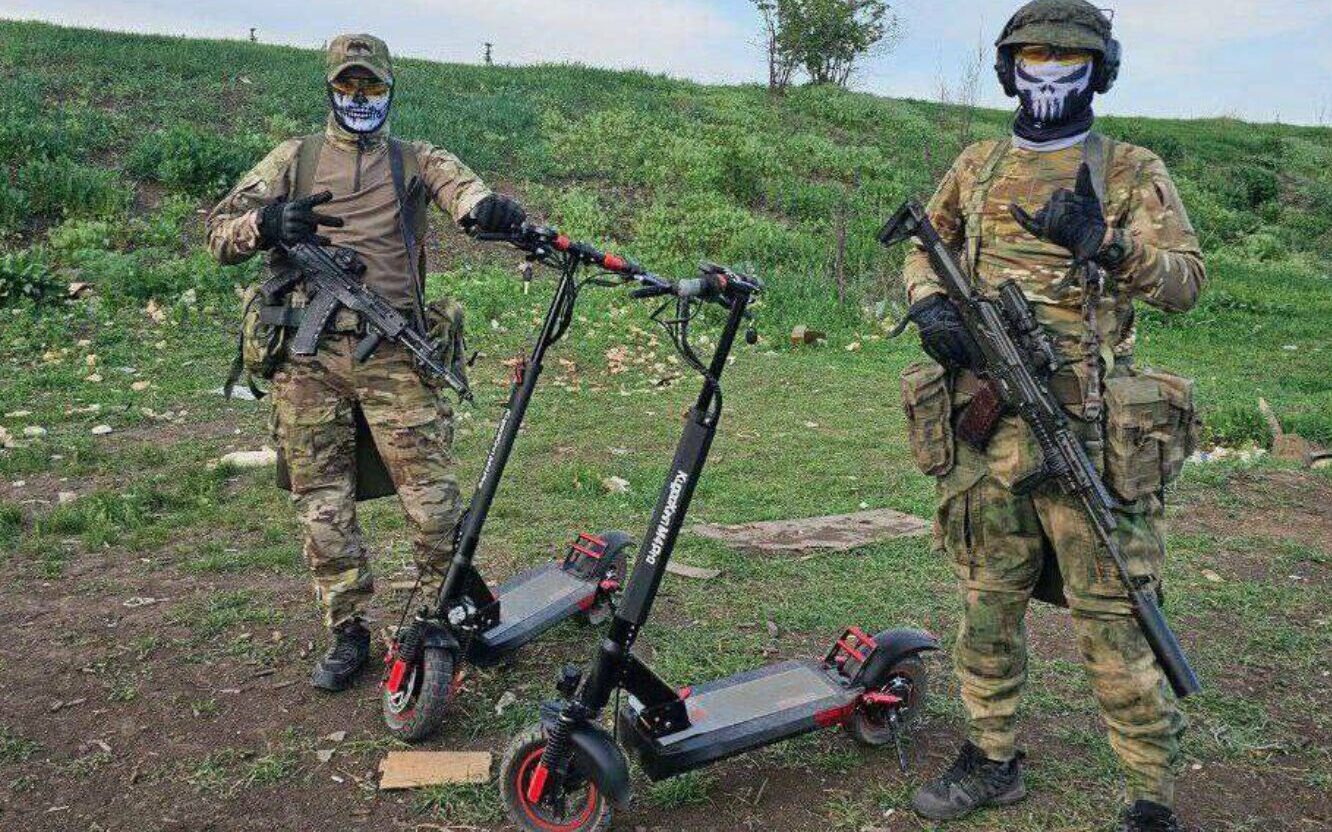 Des forces d'assaut russes équipées de trottinettes. // Source : Telegram Des forces d'assaut russes équipées de trottinettes. // Source : Telegram