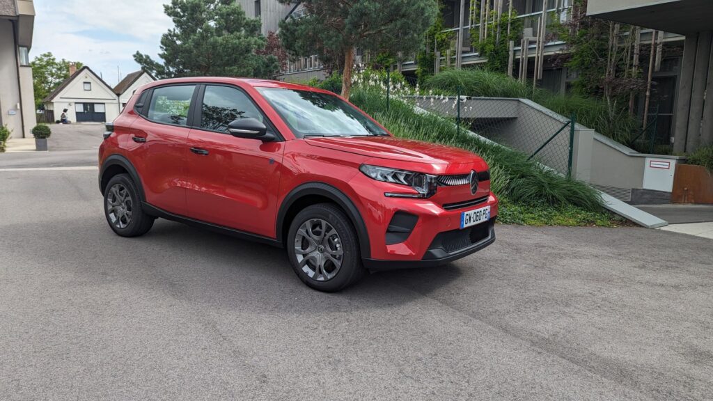La Citroën ë-C3 apparait beaucoup plus simple en finition You // Source : Raphaelle Baut pour Numerama La Citroën ë-C3 apparait beaucoup plus simple en finition You // Source : Raphaelle Baut pour Numerama