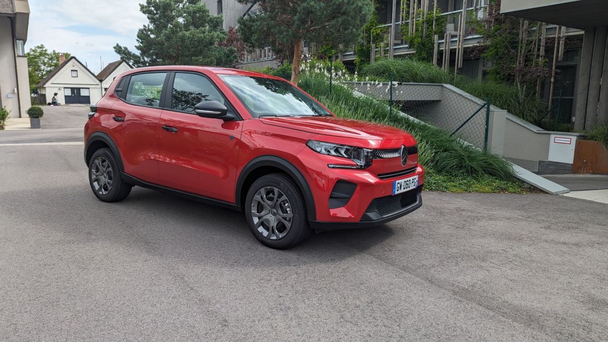 La Citroën ë-C3 apparait beaucoup plus simple en finition You // Source : Raphaelle Baut pour Numerama La Citroën ë-C3 apparait beaucoup plus simple en finition You // Source : Raphaelle Baut pour Numerama