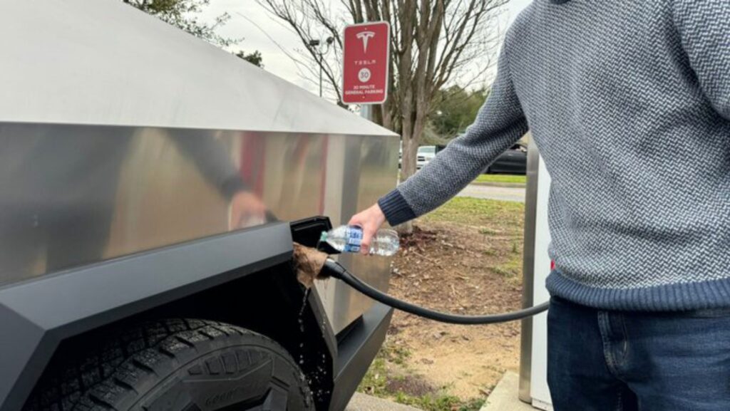 Technique du linge mouillé sur la recharge du Cybertruck Tesla // Source : @itskyleconner sur X Technique du linge mouillé sur la recharge du Cybertruck Tesla // Source : @itskyleconner sur X