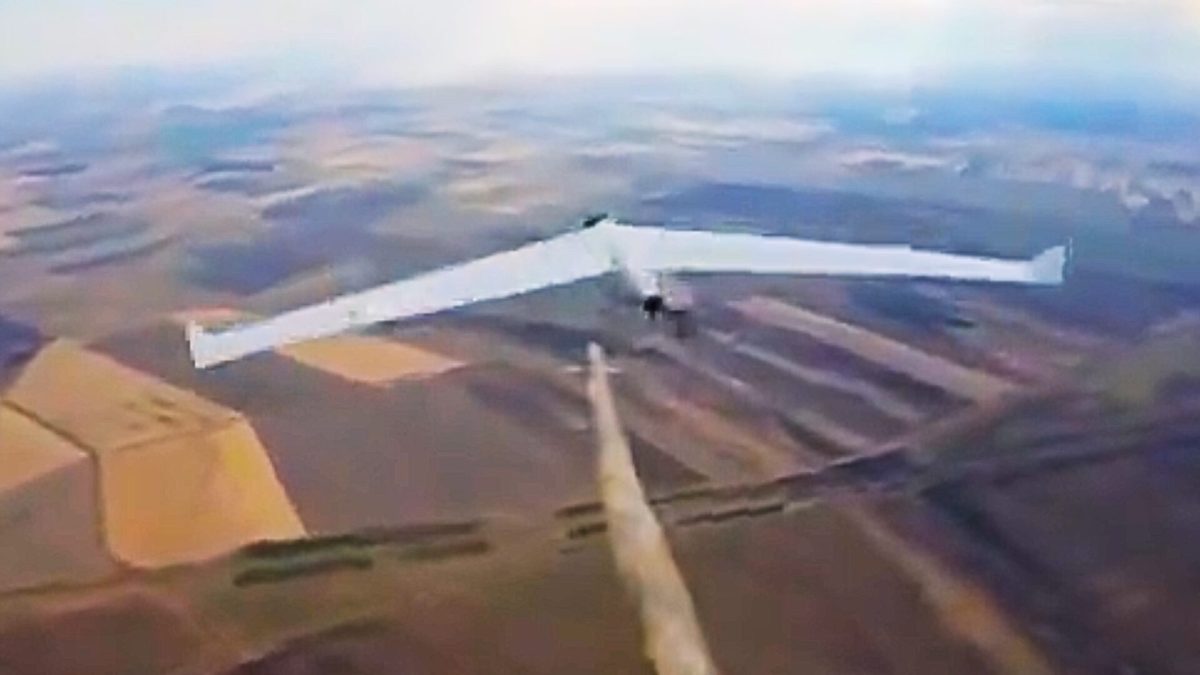 Un drone russe touché par un drone ukrainien. // Source : Ministère de la défense ukrainienne Un drone russe touché par un drone ukrainien. // Source : Ministère de la défense ukrainienne