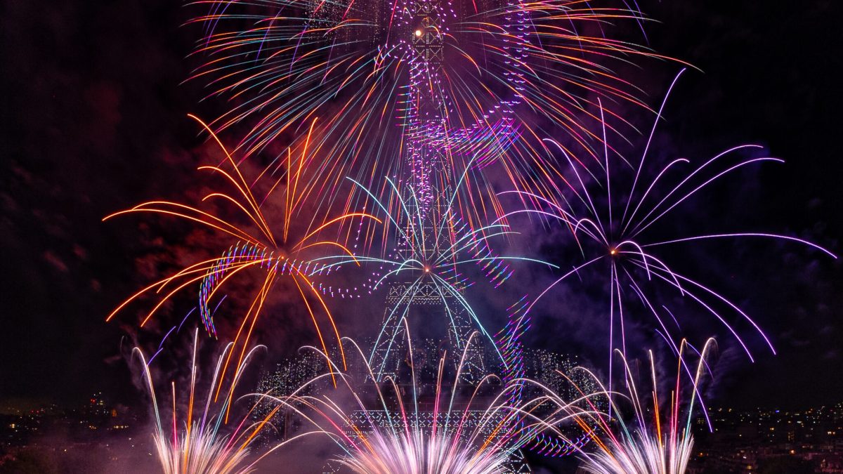Une composition durant le feu d'artifice. // Source : Groupe F Une composition durant le feu d'artifice. // Source : Groupe F