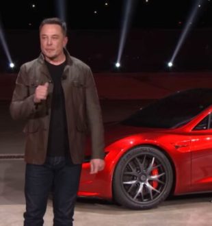 Elon Musk lors de la première apparition du Roadster. // Source : Live Tesla