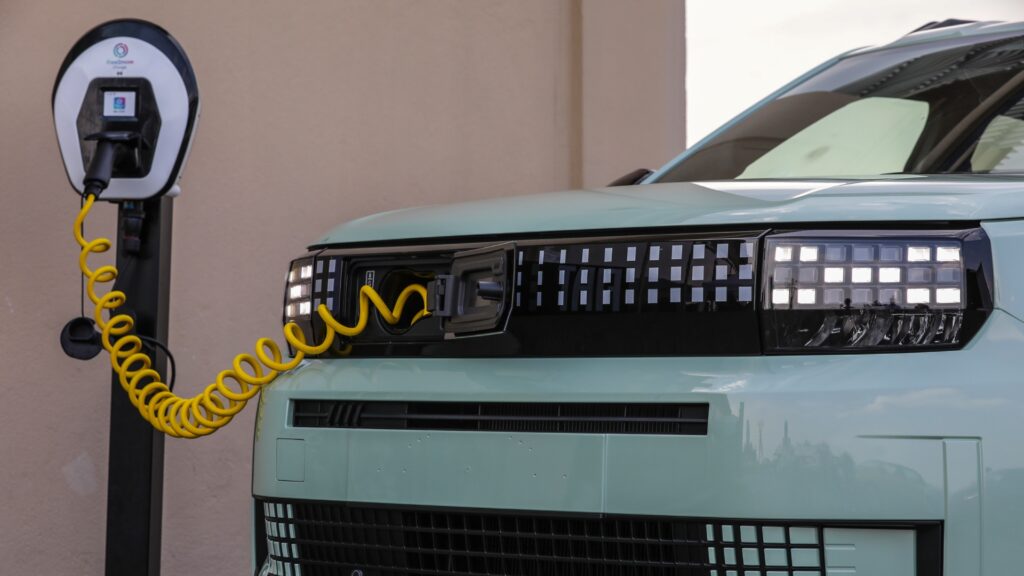 Câble en spirale de la Fiat Grande Panda // Source : Fiat Câble en spirale de la Fiat Grande Panda // Source : Fiat