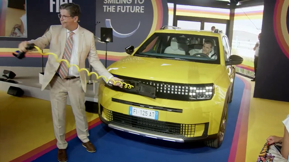 Fiat Grande Panda et son câble de recharge // Source : Capture live Fiat Fiat Grande Panda et son câble de recharge // Source : Capture live Fiat