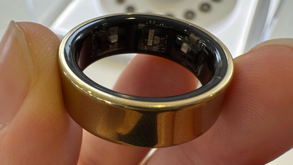 On peut apercevoir les trois capteurs dans la bague connectée de Samsung. Ils sont miniatures. // Source : Numerama On peut apercevoir les trois capteurs dans la bague connectée de Samsung. Ils sont miniatures. // Source : Numerama