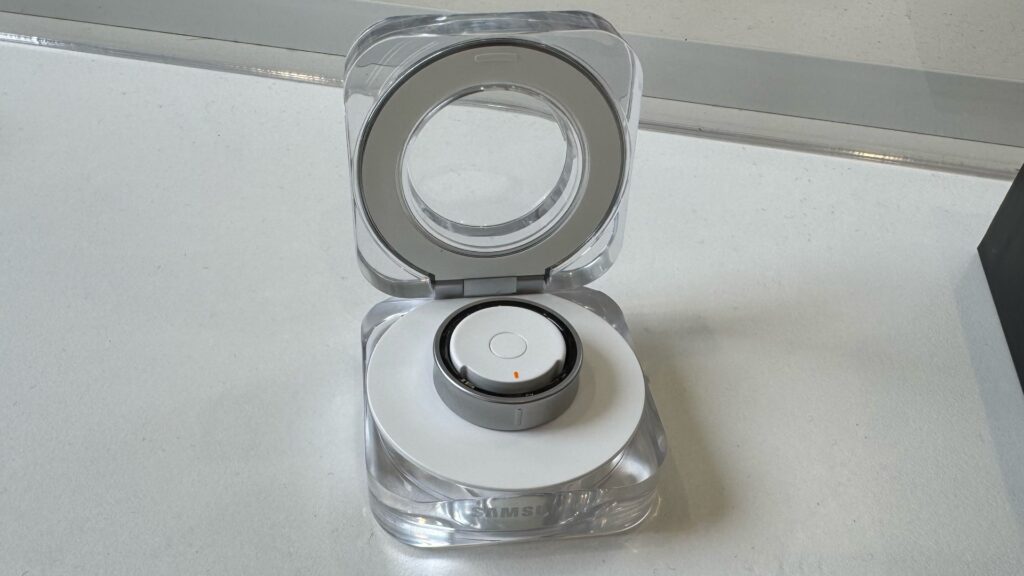 La Galaxy RIng se recharge dans ce boîtier, il intègre une batterie. // Source : Numerama La Galaxy RIng se recharge dans ce boîtier, il intègre une batterie. // Source : Numerama