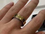 La Samsung Galaxy Ring est une bague assez grande. // Source : Numerama La Samsung Galaxy Ring est une bague assez grande. // Source : Numerama