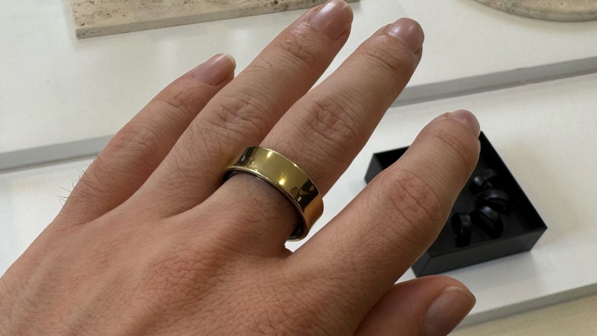 La Samsung Galaxy Ring est une bague assez grande. // Source : Numerama La Samsung Galaxy Ring est une bague assez grande. // Source : Numerama