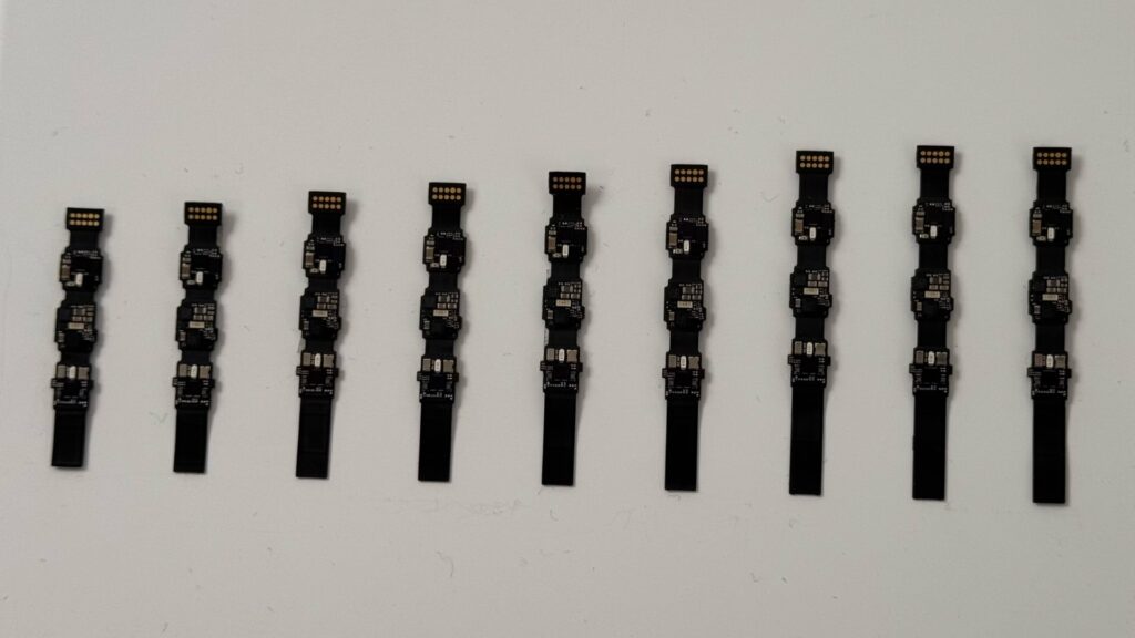 Les 9 tailles de Galaxy Ring une fois le boîtier retiré. On peut voir à quel point les capteurs sont petits. // Source : Numerama Les 9 tailles de Galaxy Ring une fois le boîtier retiré. On peut voir à quel point les capteurs sont petits. // Source : Numerama
