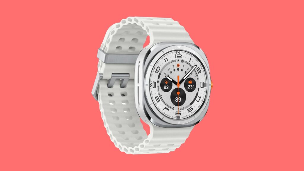 La Galaxy Watch Ultra avec un bracelet blanc. L'inspiration Apple Watch est moins évidente. // Source : Numerama La Galaxy Watch Ultra avec un bracelet blanc. L'inspiration Apple Watch est moins évidente. // Source : Numerama