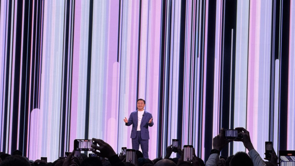 TM Roh, le patron de Samsung, sur scène à Paris. TM Roh, le patron de Samsung, sur scène à Paris.