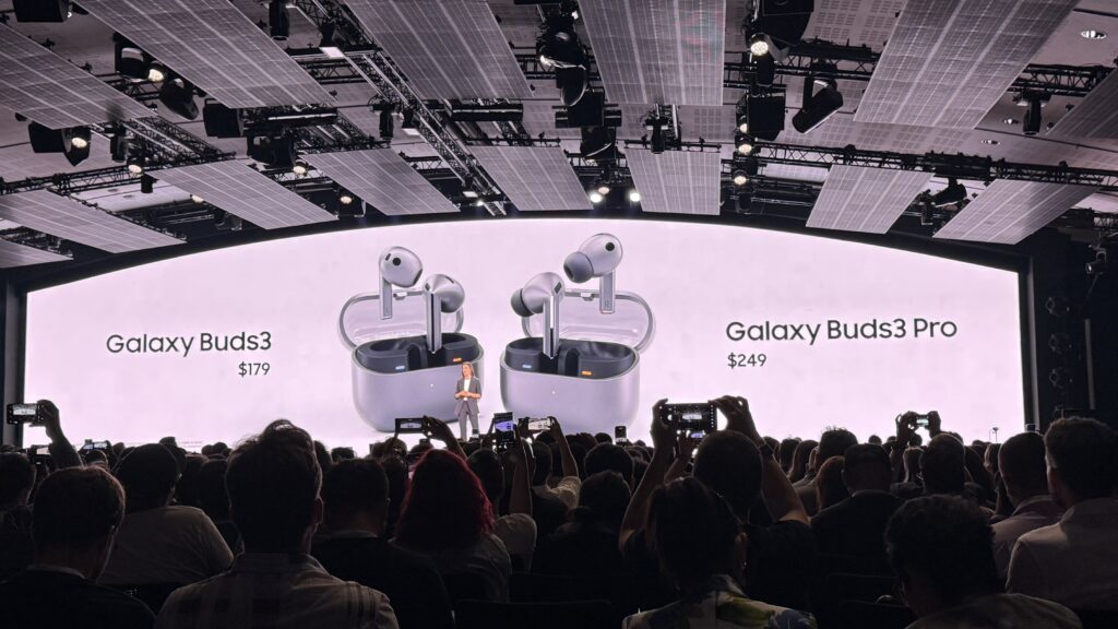 Les Galaxy Buds 3 et Galaxy Buds 3 Pro. Les Galaxy Buds 3 et Galaxy Buds 3 Pro.