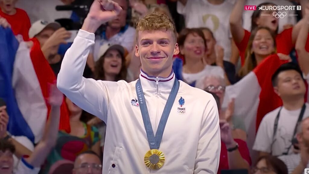 Léon Marchand récompensé au 400 m 4 nages // Source : https://www.youtube.com/watch?v=VsIu51gNGoI&ab_channel=EurosportFrance Léon Marchand récompensé au 400 m 4 nages // Source : https://www.youtube.com/watch?v=VsIu51gNGoI&ab_channel=EurosportFrance