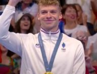 Léon Marchand récompensé au 400 m 4 nages // Source : https://www.youtube.com/watch?v=VsIu51gNGoI&ab_channel=EurosportFrance Léon Marchand récompensé au 400 m 4 nages // Source : https://www.youtube.com/watch?v=VsIu51gNGoI&ab_channel=EurosportFrance