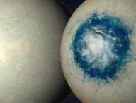 À gauche, l'hypothèse boule de glace. À droite, l'hypothèse d'une partie "océan". On voit aussi la différence de taille avec la Terre. // Source : Image de synthèse (B. Gougeon/Université de Montréal)