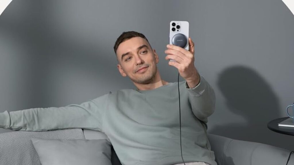 Vous pouvez tout à fait utiliser votre smartphone pendant qu'il charge // Source : Anker Vous pouvez tout à fait utiliser votre smartphone pendant qu'il charge // Source : Anker