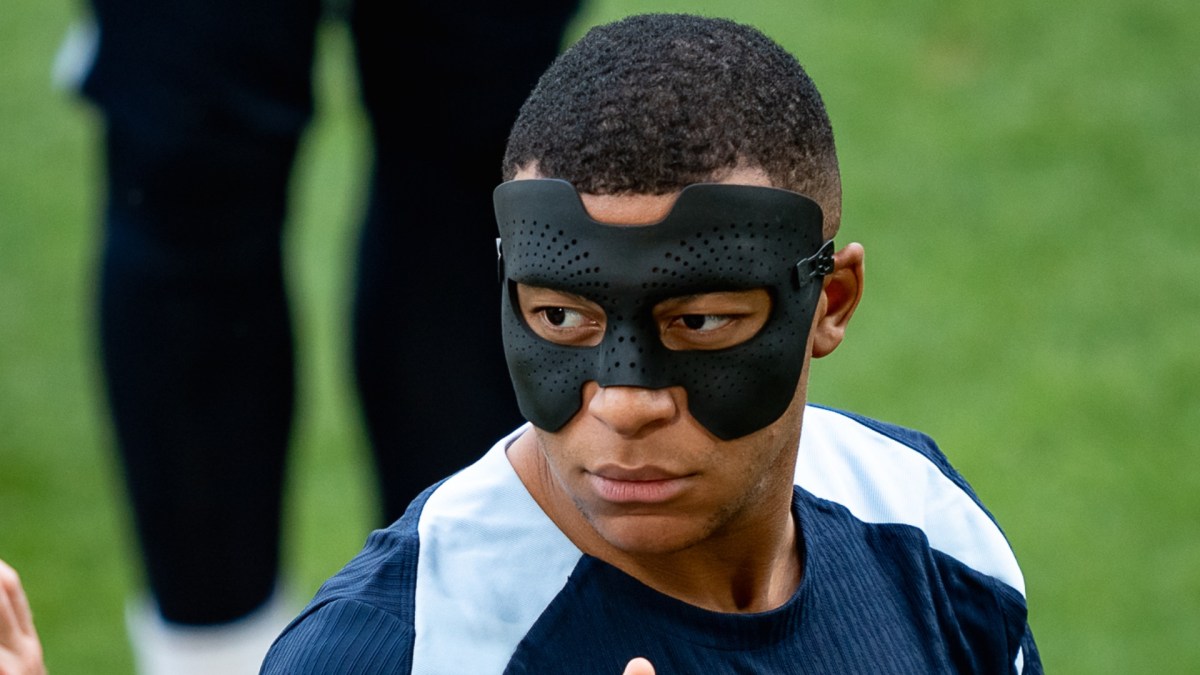 Mbappé avec son nouveau masque. // Source : FFF Mbappé avec son nouveau masque. // Source : FFF