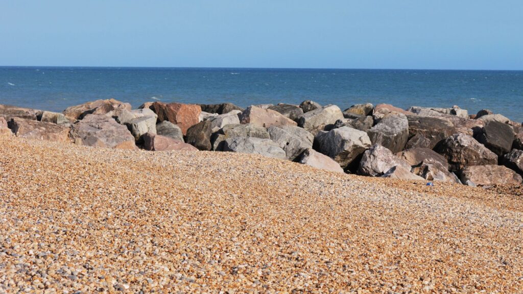 Une plage de galets. // Source : Canva Une plage de galets. // Source : Canva