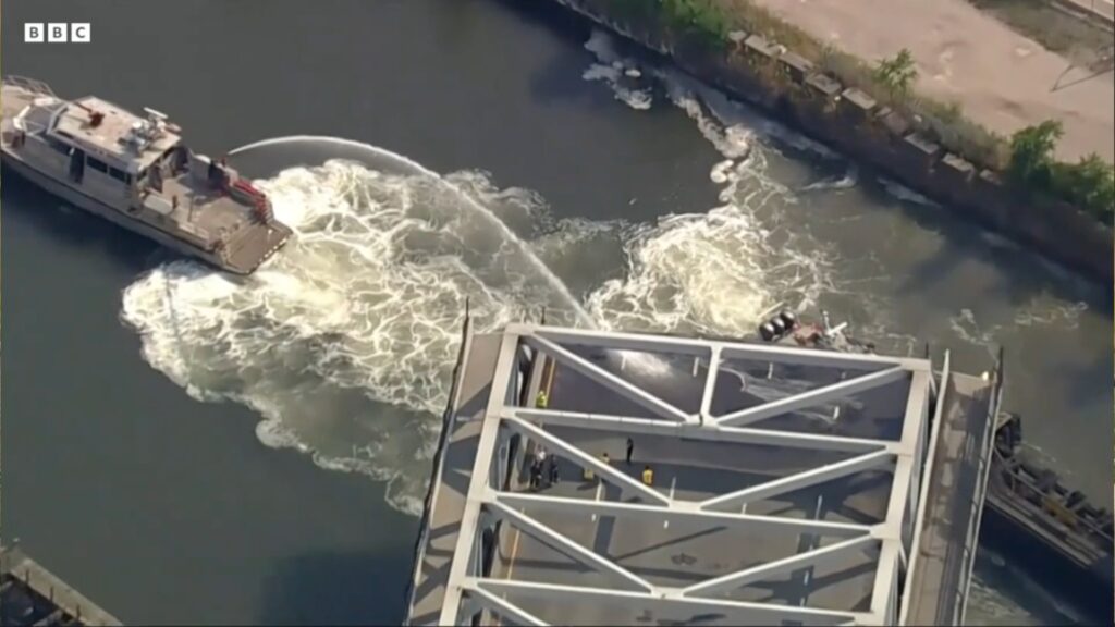 Les pompiers cherchent à refroidir le pont. // Source : BBC/autorités de NY Les pompiers cherchent à refroidir le pont. // Source : BBC/autorités de NY
