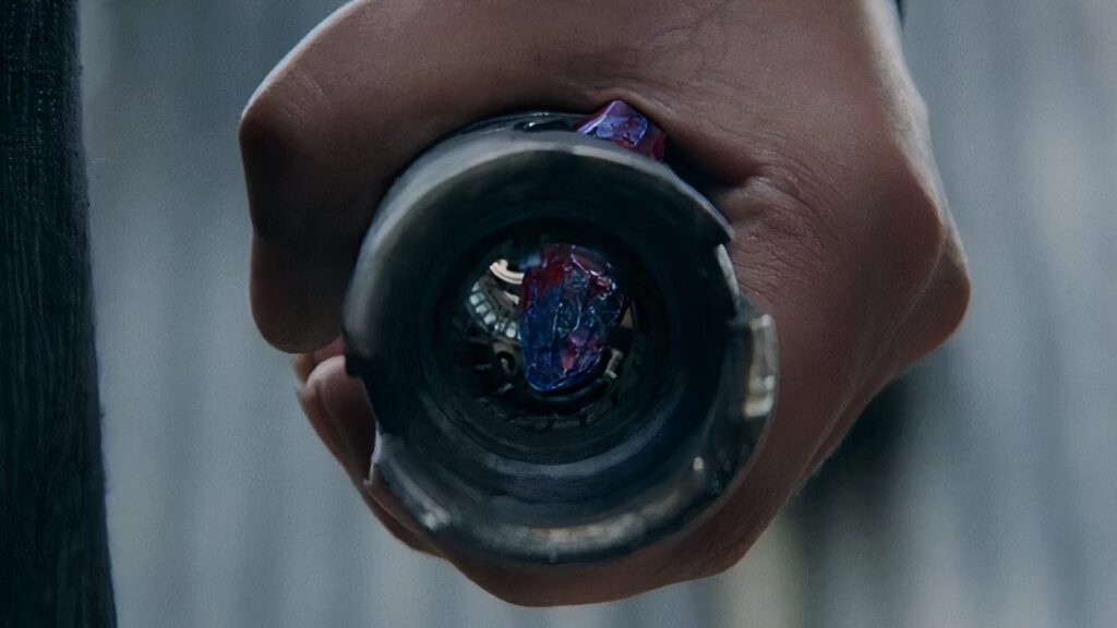 Le cristal passe du bleu au rouge dans The Acolyte // Source : Disney+ Le cristal passe du bleu au rouge dans The Acolyte // Source : Disney+