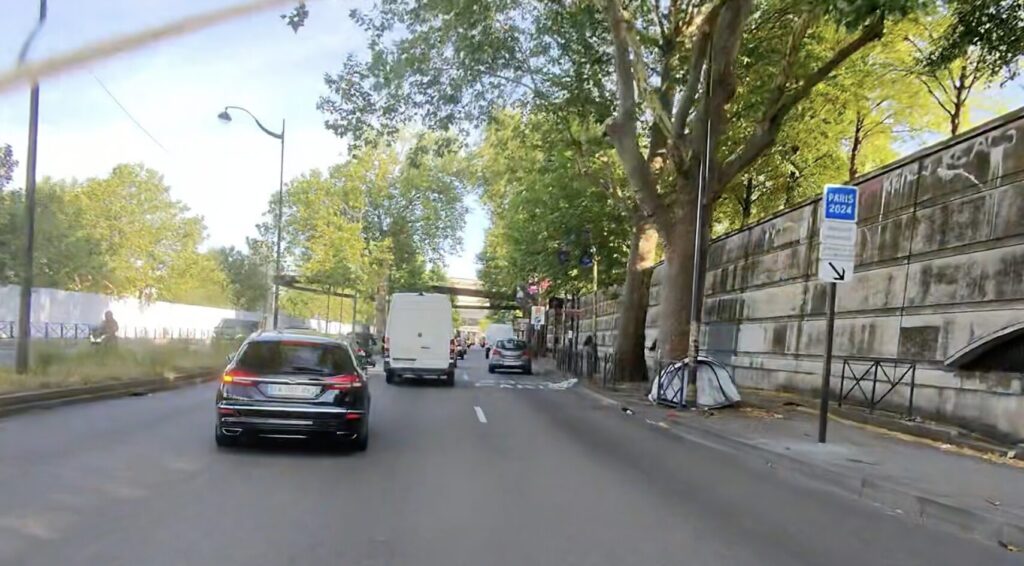 Le panneau en bleu Paris 2024 rappelle l'interdiction, au même titre que l'inscription au sol sur la voie de droite, mais des automobilistes ignorent la consigne. Le panneau en bleu Paris 2024 rappelle l'interdiction, au même titre que l'inscription au sol sur la voie de droite, mais des automobilistes ignorent la consigne.