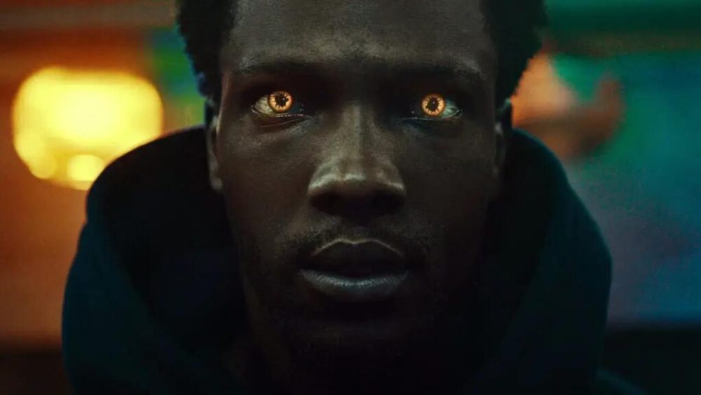 Quand le pouvoir se déclenche, les iris se teintent d'un jaune orangé. // Source : Netflix Quand le pouvoir se déclenche, les iris se teintent d'un jaune orangé. // Source : Netflix