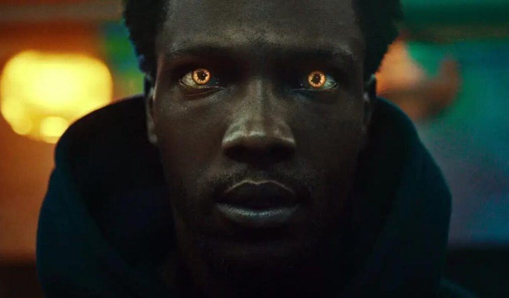 Quand le pouvoir se déclenche, les iris se teintent d'un jaune orangé. // Source : Netflix Quand le pouvoir se déclenche, les iris se teintent d'un jaune orangé. // Source : Netflix