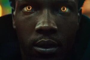 Quand le pouvoir se déclenche, les iris se teintent d'un jaune orangé. // Source : Netflix
