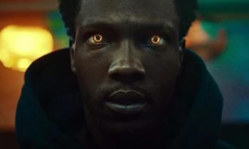 Quand le pouvoir se déclenche, les iris se teintent d'un jaune orangé. // Source : Netflix Quand le pouvoir se déclenche, les iris se teintent d'un jaune orangé. // Source : Netflix