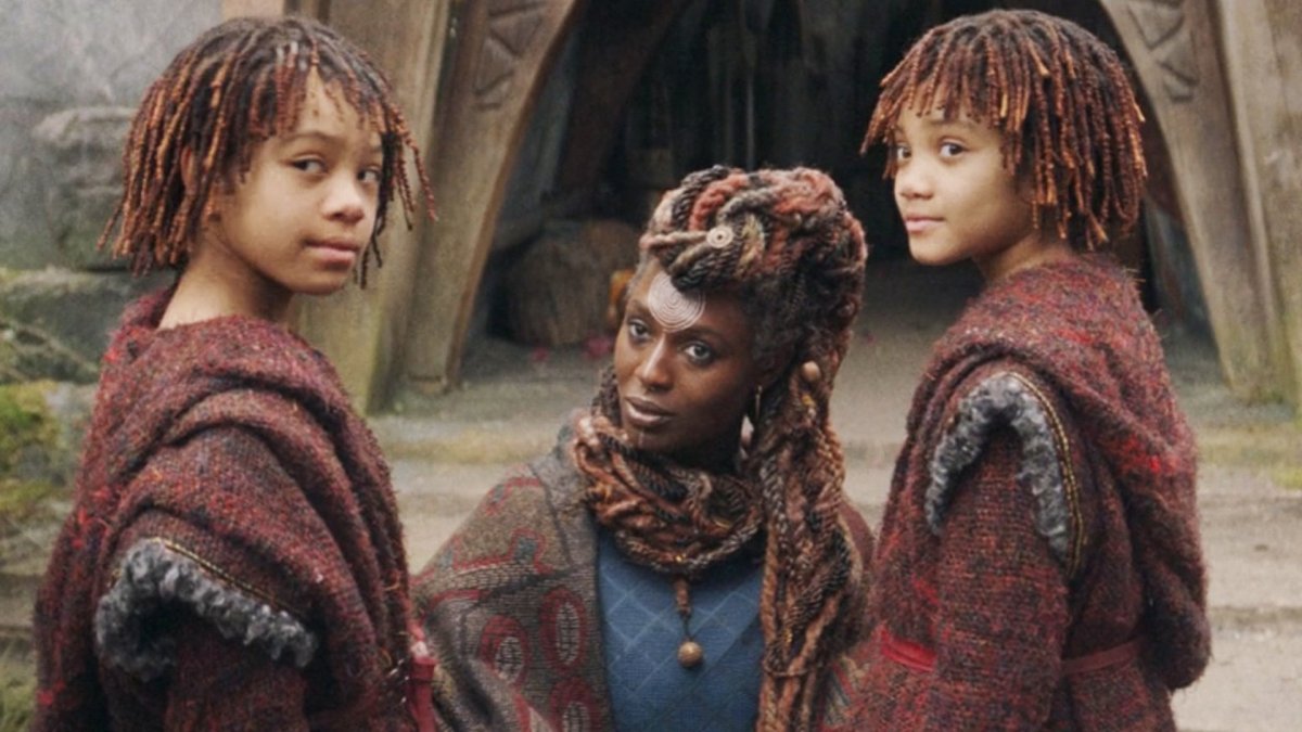Osha et Mae en compagnie de leur mère, Aniseya (Jodie Turner Smith, au centre) // Source : Disney+ Osha et Mae en compagnie de leur mère, Aniseya (Jodie Turner Smith, au centre) // Source : Disney+