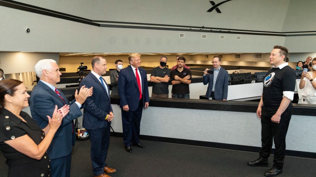 Trump en visite à SpaceX avec Elon Musk lors de son 1er mandat // Source : Flickr @Trump White House Archive Trump en visite à SpaceX avec Elon Musk lors de son 1er mandat // Source : Flickr @Trump White House Archive
