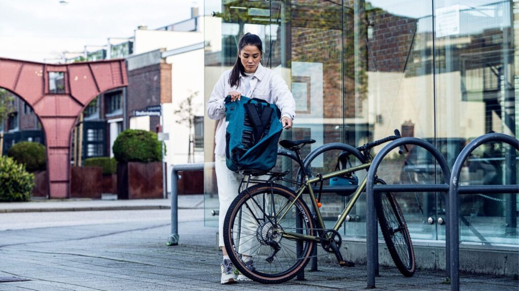Sacoche Varo par Ortlieb montée sur un vélo de gravel en ville // Source : ORTLIEB Sacoche Varo par Ortlieb montée sur un vélo de gravel en ville // Source : ORTLIEB