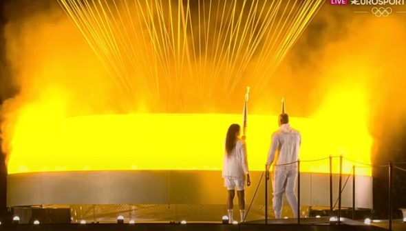 Cette « flamme » olympique est composée d'eau et de lumière. // Source : YouTube / Eurosport Cette « flamme » olympique est composée d'eau et de lumière. // Source : YouTube / Eurosport