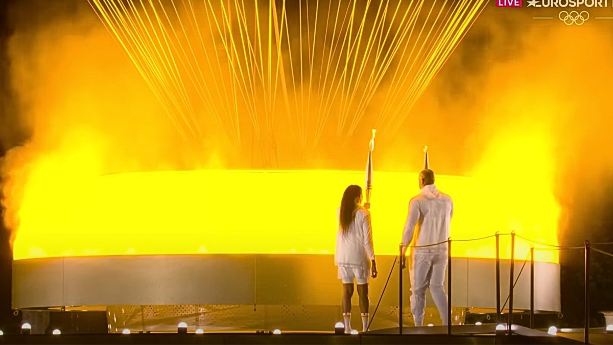 Cette « flamme » olympique est composée d'eau et de lumière. // Source : YouTube / Eurosport Cette « flamme » olympique est composée d'eau et de lumière. // Source : YouTube / Eurosport