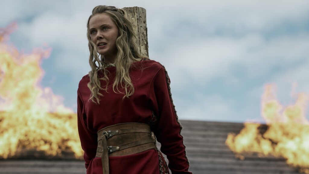 Freydis est mise sur le bûcher par Magnus dans le dernier épisode de la série // Source : Bernard Walsh/Netflix Freydis est mise sur le bûcher par Magnus dans le dernier épisode de la série // Source : Bernard Walsh/Netflix