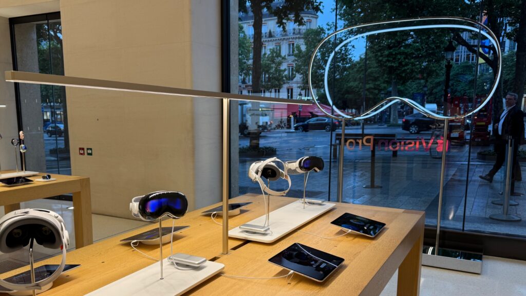 La vitrine du Apple Champs Elysées montre volontairement des Vision Pro, avec un gros logo lumineux. // Source : Numerama La vitrine du Apple Champs Elysées montre volontairement des Vision Pro, avec un gros logo lumineux. // Source : Numerama