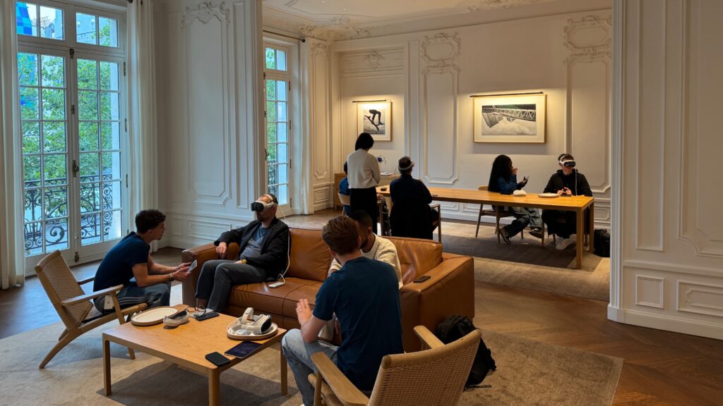 À l'étage, Apple propose d'autres endroits pour tester le casque. À terme, il ne restera plus que ces espaces. // Source : Numerama À l'étage, Apple propose d'autres endroits pour tester le casque. À terme, il ne restera plus que ces espaces. // Source : Numerama