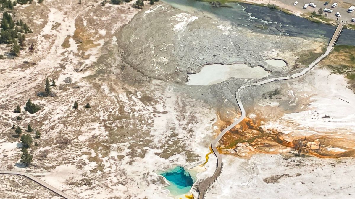 Vue aérienne après l'éruption. // Source : Via X @USGSVolcanoes (image recadrée) Vue aérienne après l'éruption. // Source : Via X @USGSVolcanoes (image recadrée)