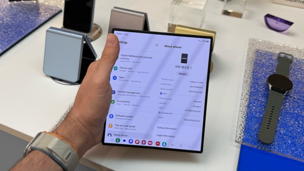 Déplié, l'écran du Galaxy Z Fold 6 a encore moins de bordures. C'est beau, mais le format reste le même. // Source : Numerama Déplié, l'écran du Galaxy Z Fold 6 a encore moins de bordures. C'est beau, mais le format reste le même. // Source : Numerama