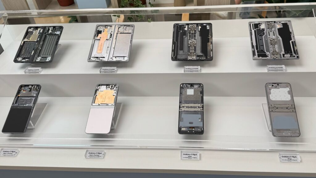Samsung est conscient de l'absence de nouveautés de sa nouvelle génération. Il la justifie notamment par une reconception interne, pour une meilleure gestion de la chaleur. // Source : Numerama Samsung est conscient de l'absence de nouveautés de sa nouvelle génération. Il la justifie notamment par une reconception interne, pour une meilleure gestion de la chaleur. // Source : Numerama