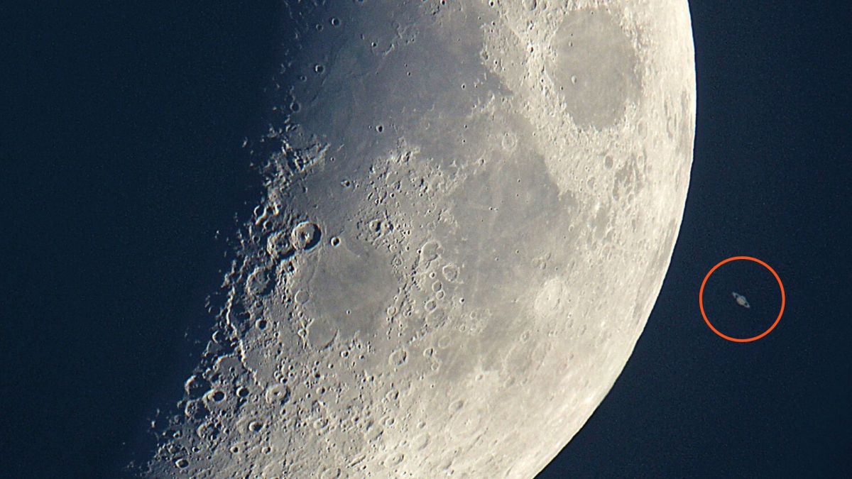Une occultation de Saturne en 2009. // Source : Flickr/CC/andy (photo recadrée et modifiée) Une occultation de Saturne en 2009. // Source : Flickr/CC/andy (photo recadrée et modifiée)