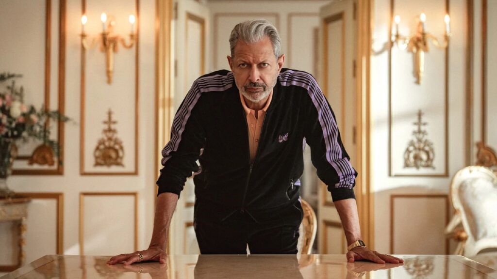 Impossible d'être plus charismatique que Jeff Goldblum en Zeus // Source : Justin Downing/Netflix Impossible d'être plus charismatique que Jeff Goldblum en Zeus // Source : Justin Downing/Netflix