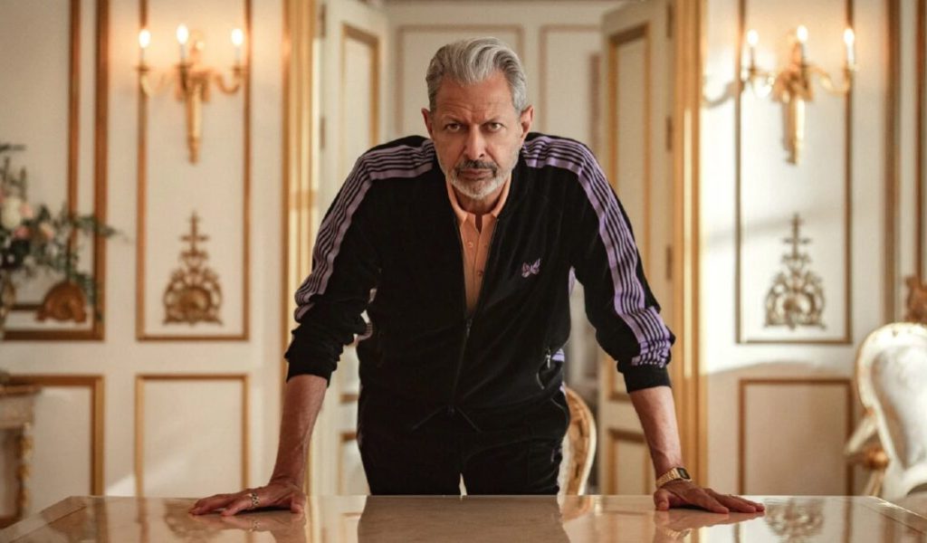 Impossible d'être plus charismatique que Jeff Goldblum en Zeus // Source : Justin Downing/Netflix Impossible d'être plus charismatique que Jeff Goldblum en Zeus // Source : Justin Downing/Netflix