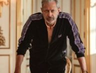 Impossible d'être plus charismatique que Jeff Goldblum en Zeus // Source : Justin Downing/Netflix Impossible d'être plus charismatique que Jeff Goldblum en Zeus // Source : Justin Downing/Netflix