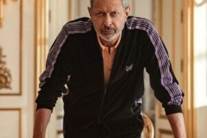 Impossible d'être plus charismatique que Jeff Goldblum en Zeus // Source : Justin Downing/Netflix Impossible d'être plus charismatique que Jeff Goldblum en Zeus // Source : Justin Downing/Netflix