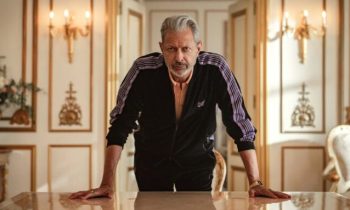 Impossible d'être plus charismatique que Jeff Goldblum en Zeus // Source : Justin Downing/Netflix Impossible d'être plus charismatique que Jeff Goldblum en Zeus // Source : Justin Downing/Netflix
