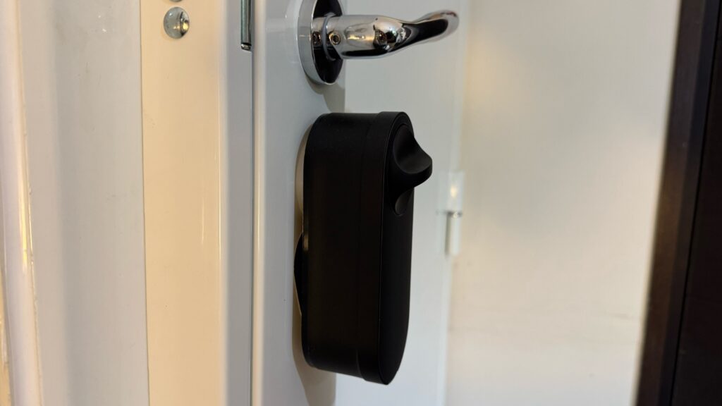 Côté intérieur, la serrure prend cette forme. La clé est à l'intérieur. // Source : Numerama Côté intérieur, la serrure prend cette forme. La clé est à l'intérieur. // Source : Numerama